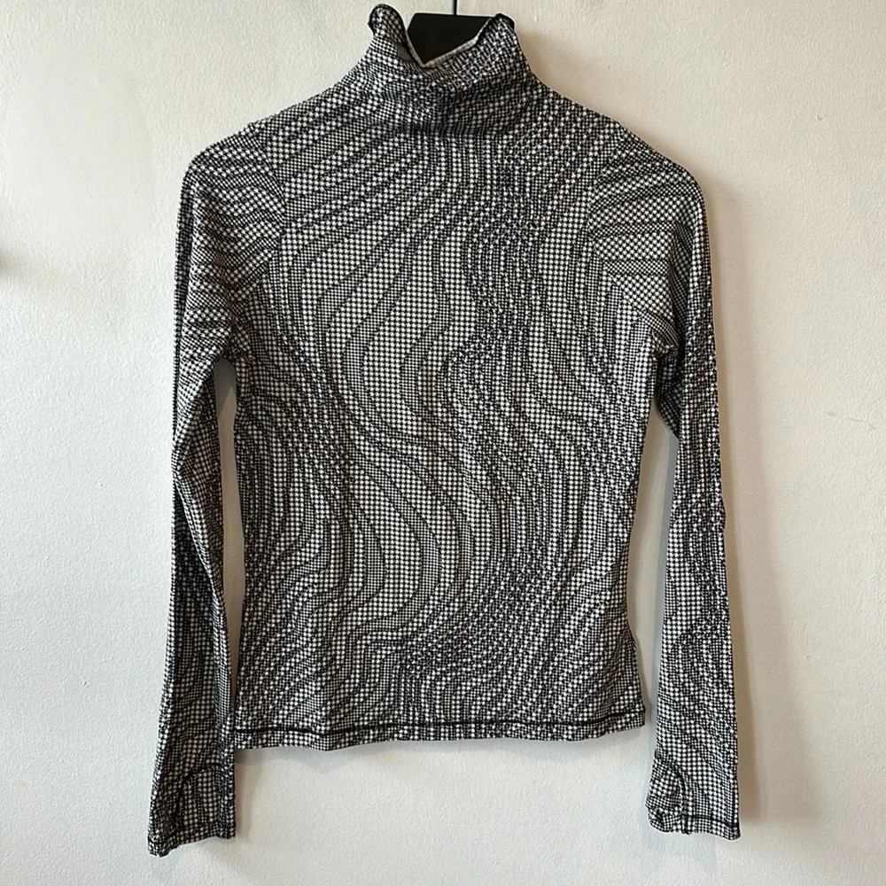 Athleta Girl XL black and white patterned turtle neck long sleeve
